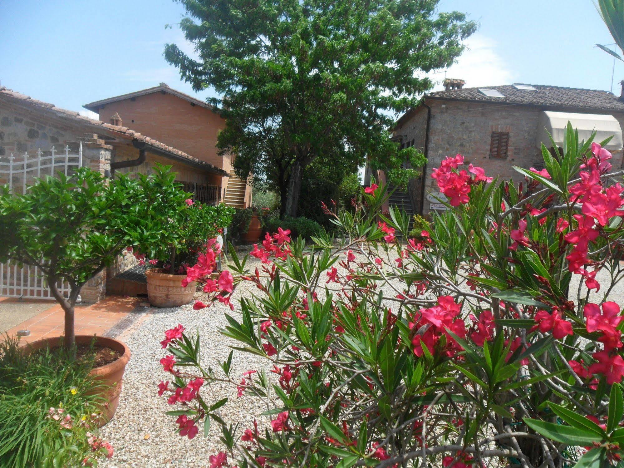 Fullino Nero Rta - Residenza Turistico Alberghiera Siena Bagian luar foto